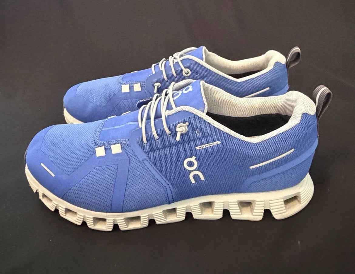On Cloud 5 Waterproof Womens Size 9 Pre-owned