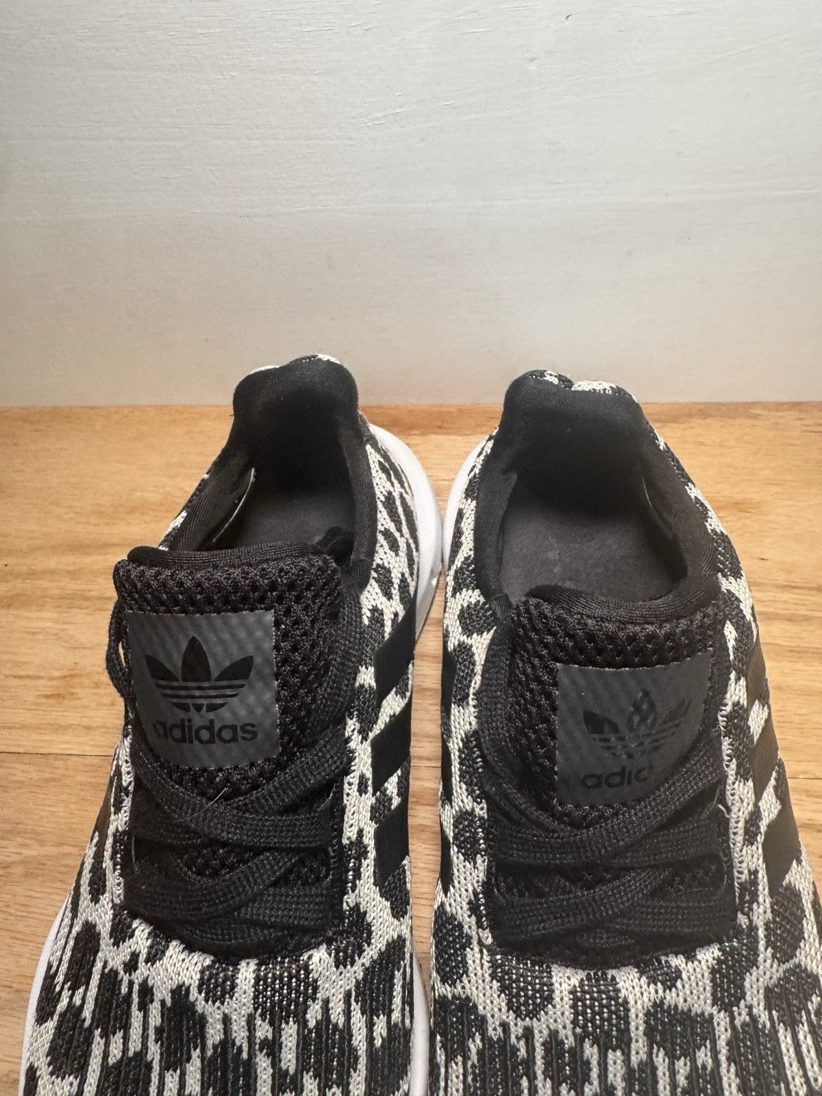 adidas Swift Run Women’s Size 6 Raw White/Core Black/Carbon - Sole Essentials