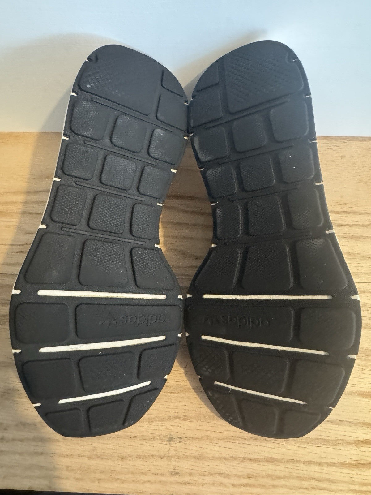 adidas Swift Run Women’s Size 6 Raw White/Core Black/Carbon - Sole Essentials