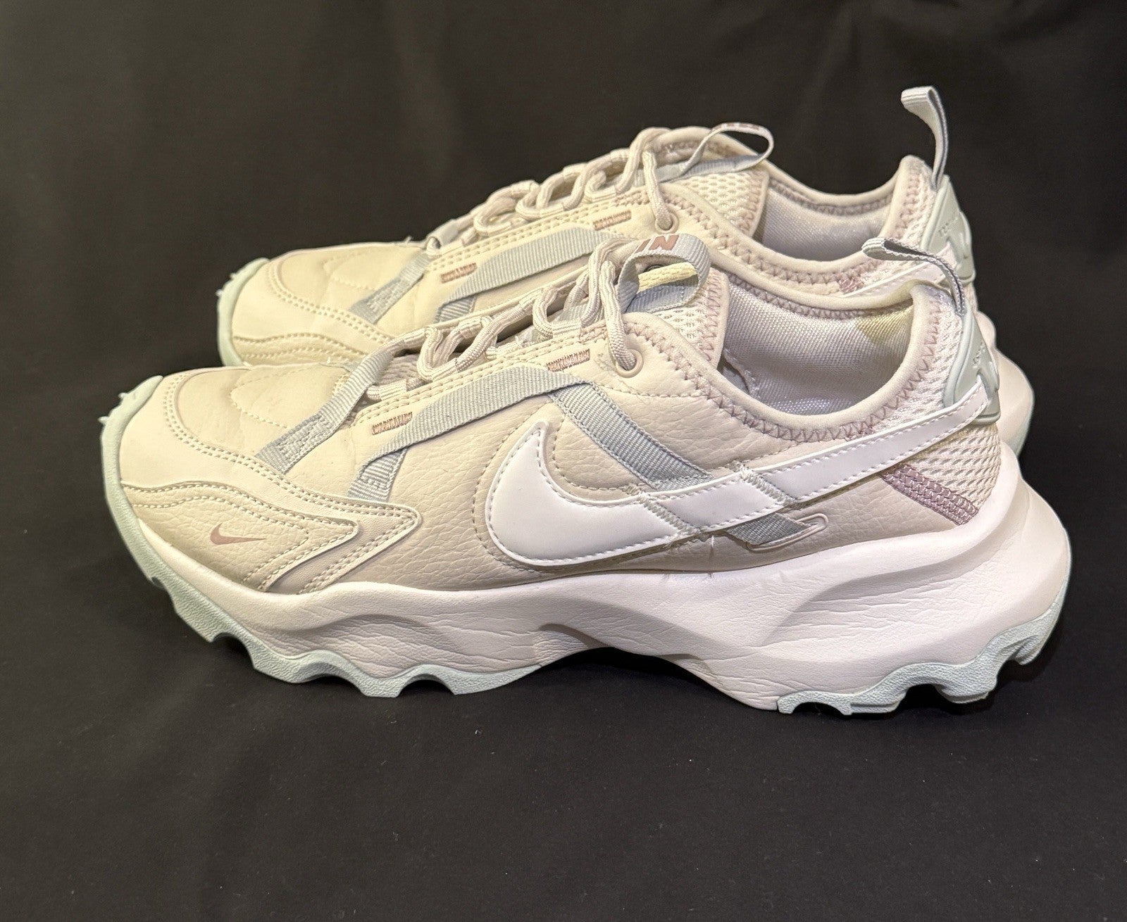 Nike TC 7900 Light Orewood Taupe Women’s Size 8.5 Pre-owned CLEAN No box - Sole Essentials