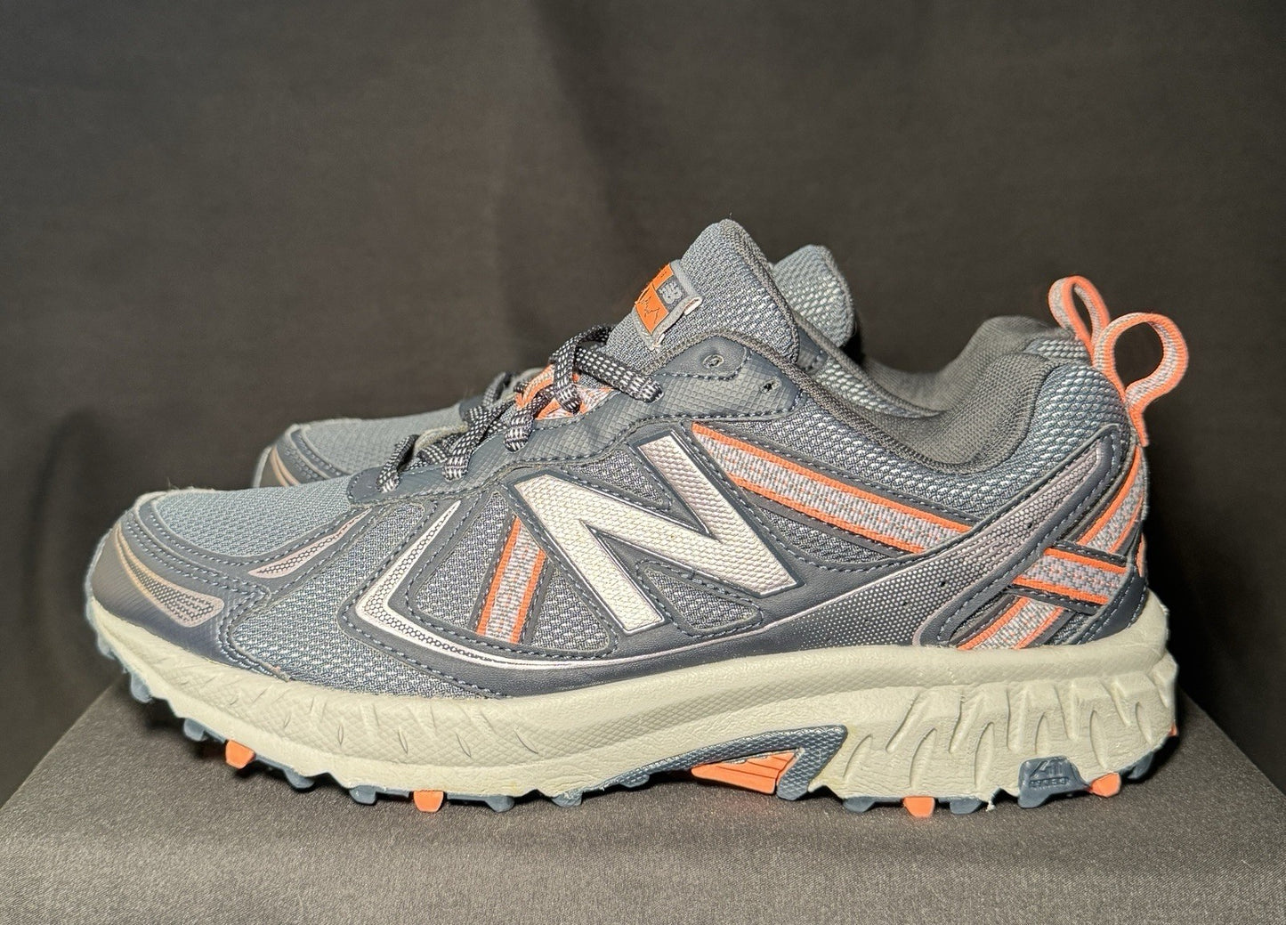 New Balance 410v5 Trail Women’s Size 9 Thunder Orange WT410CT5  Pre-owned - Sole Essentials