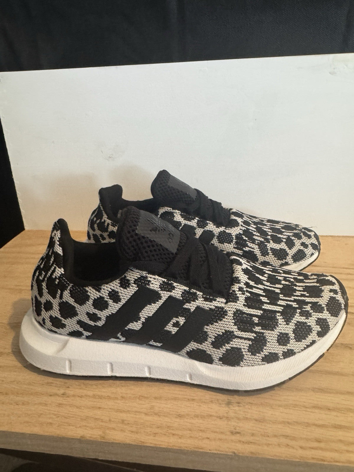 adidas Swift Run Women’s Size 6 Raw White/Core Black/Carbon - Sole Essentials