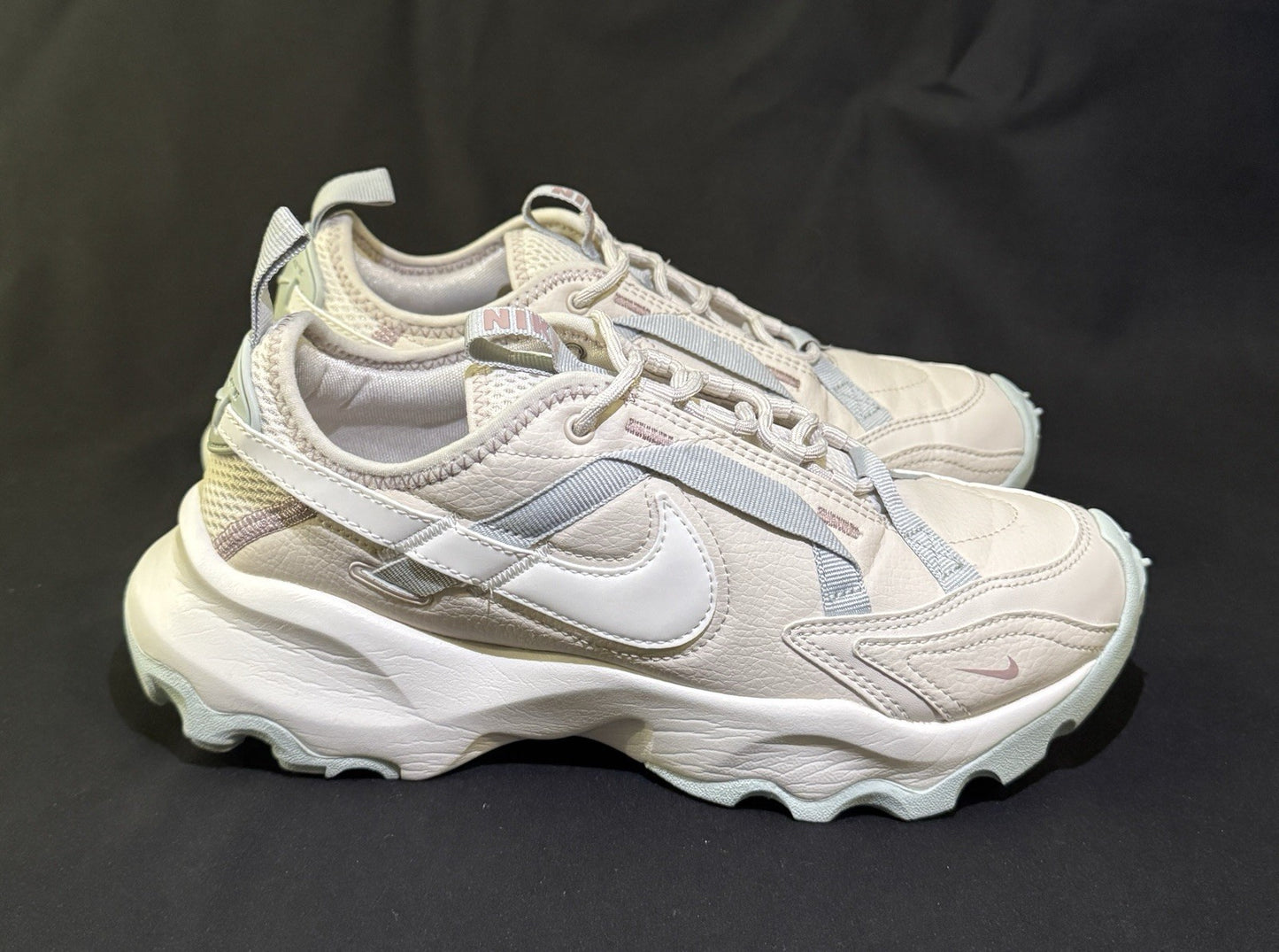 Nike TC 7900 Light Orewood Taupe Women’s Size 8.5 Pre-owned CLEAN No box - Sole Essentials