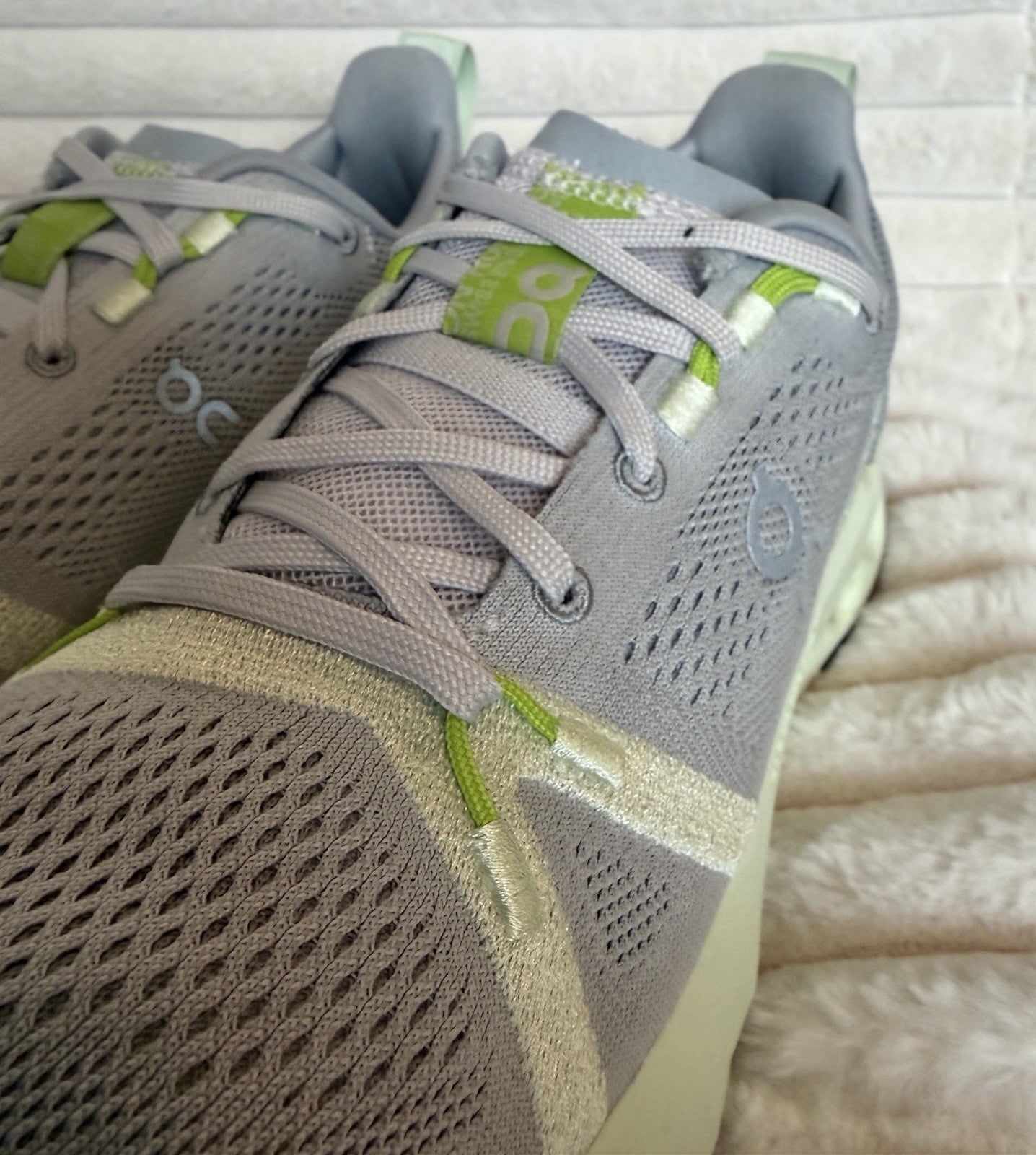 ON Cloudsurfer 2 Glacier Limelight Women’s Size 8  Pre-owned - Sole Essentials