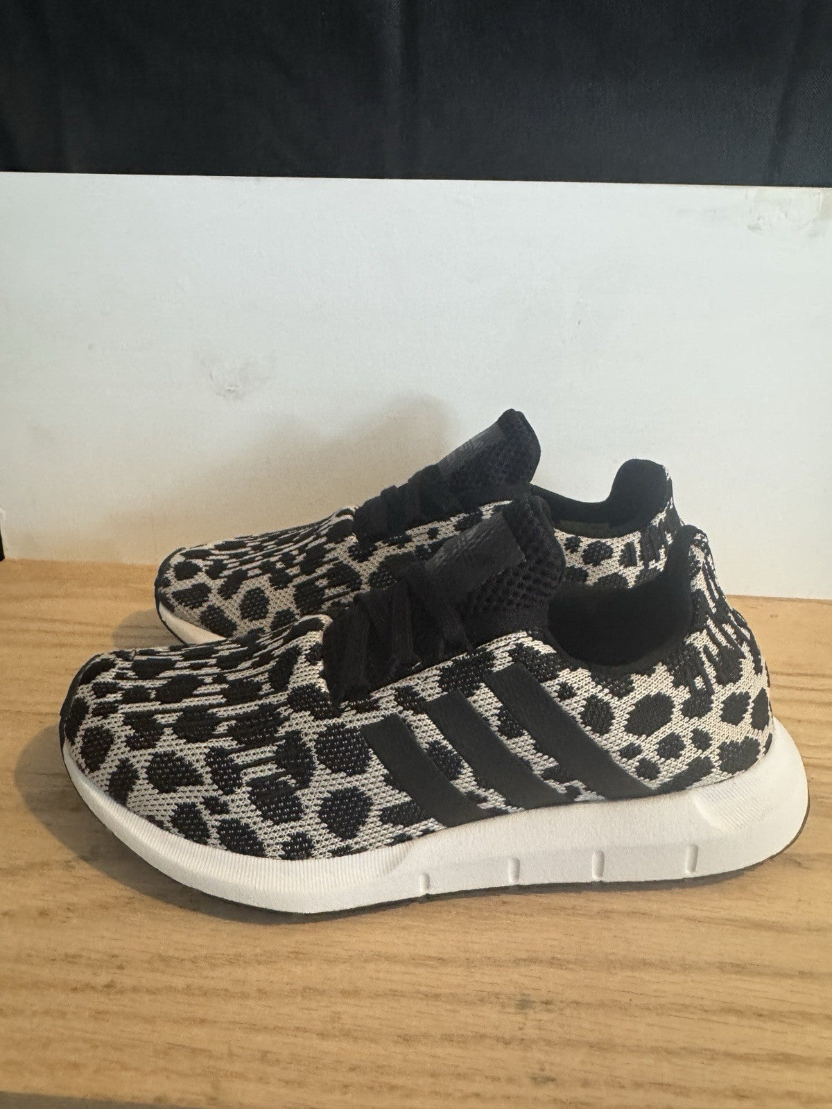 adidas Swift Run Women’s Size 6 Raw White/Core Black/Carbon - Sole Essentials