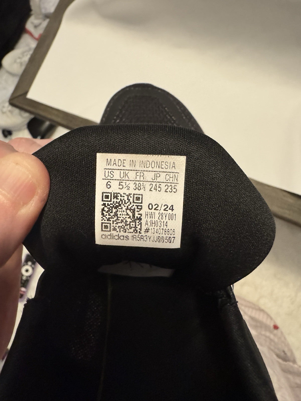 Adidas Runfalcon 5.0 Cloudfoam Black/Red/White Youth Size 6  Pre-owned - Sole Essentials