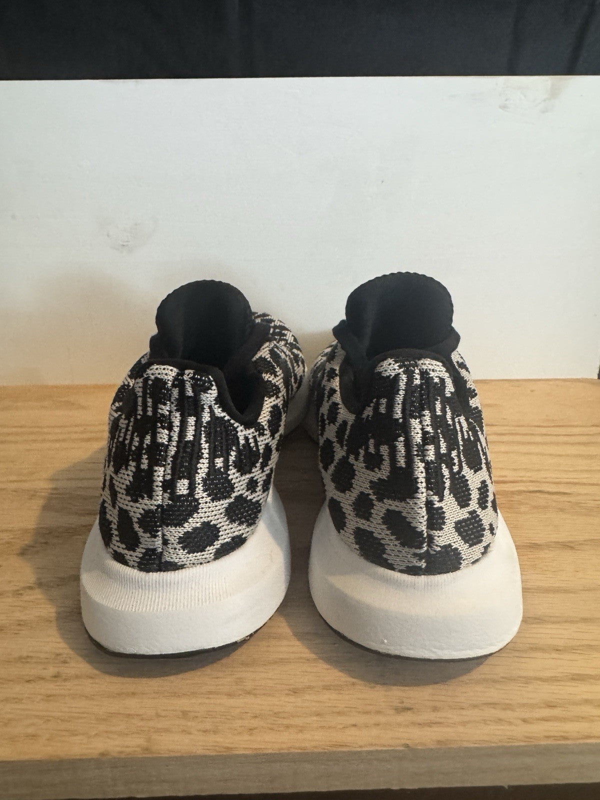 adidas Swift Run Women’s Size 6 Raw White/Core Black/Carbon - Sole Essentials