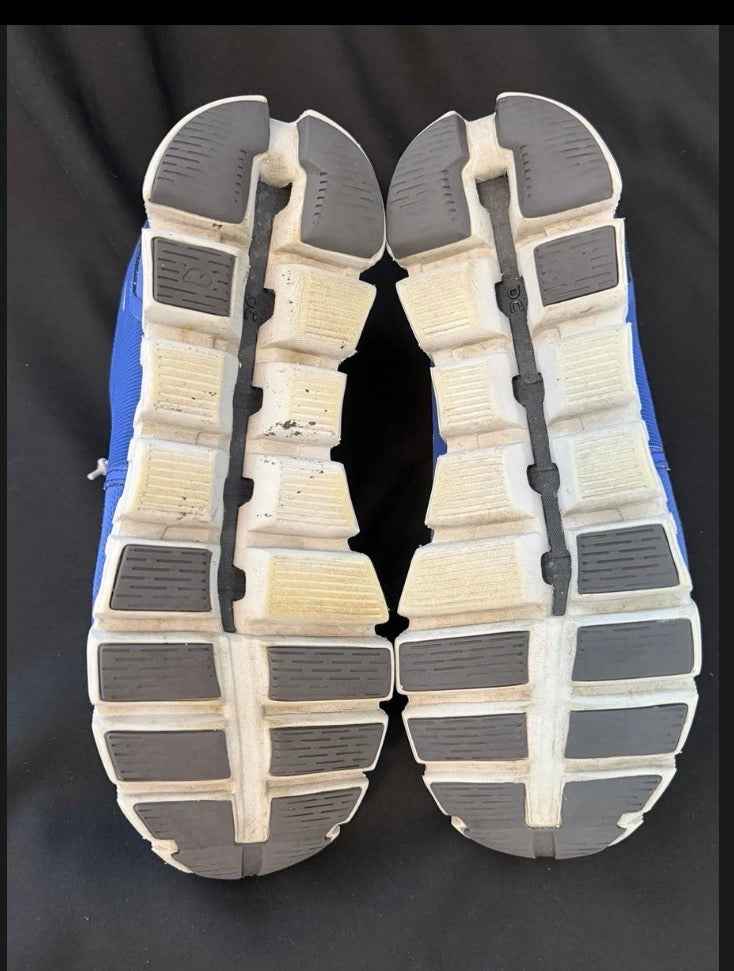 On Cloud 5 Waterproof Womens Size 9 Pre-owned