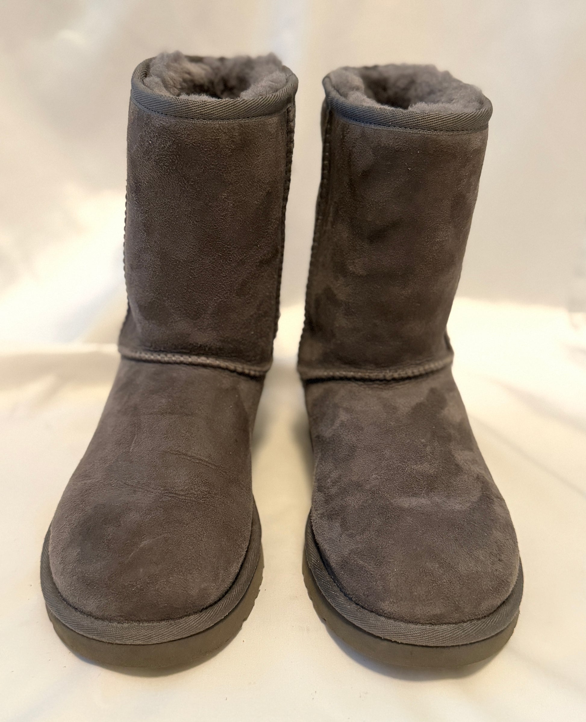 Uggs Classic Short Boots Gray Women’s Size 7 Pre-owned - Sole Essentials