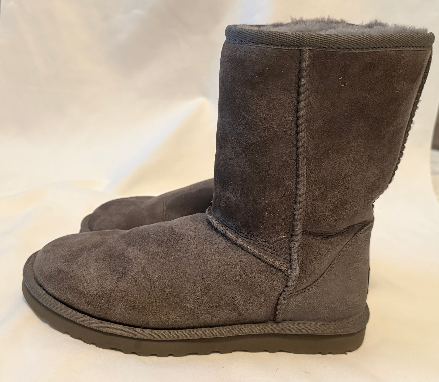 Uggs Classic Short Boots Gray Women’s Size 7 Pre-owned - Sole Essentials