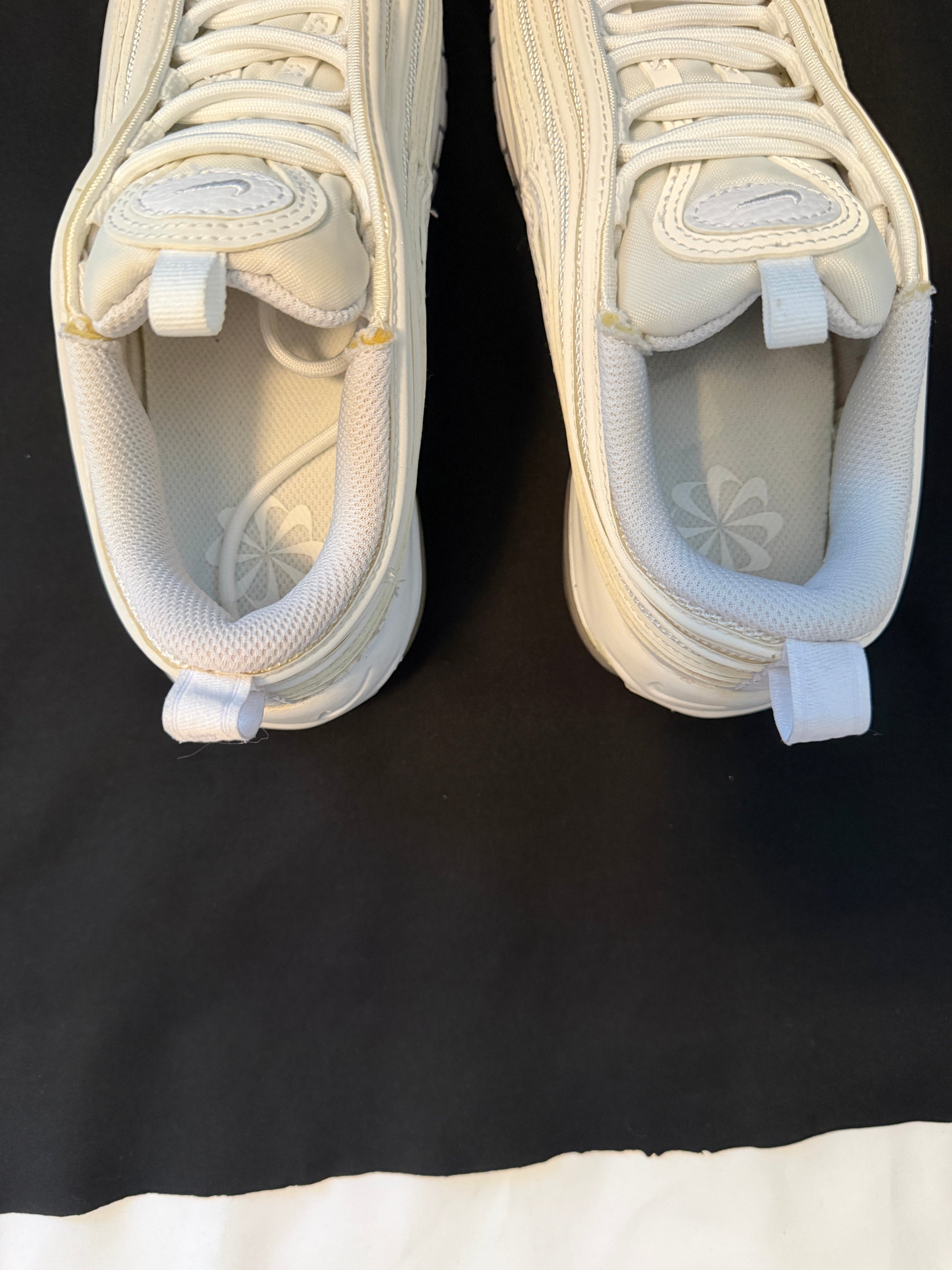Nike Air Max 97 Triple White DH8016-100 Women’s Size 6 Pre-owned Clean Condition - Sole Essentials